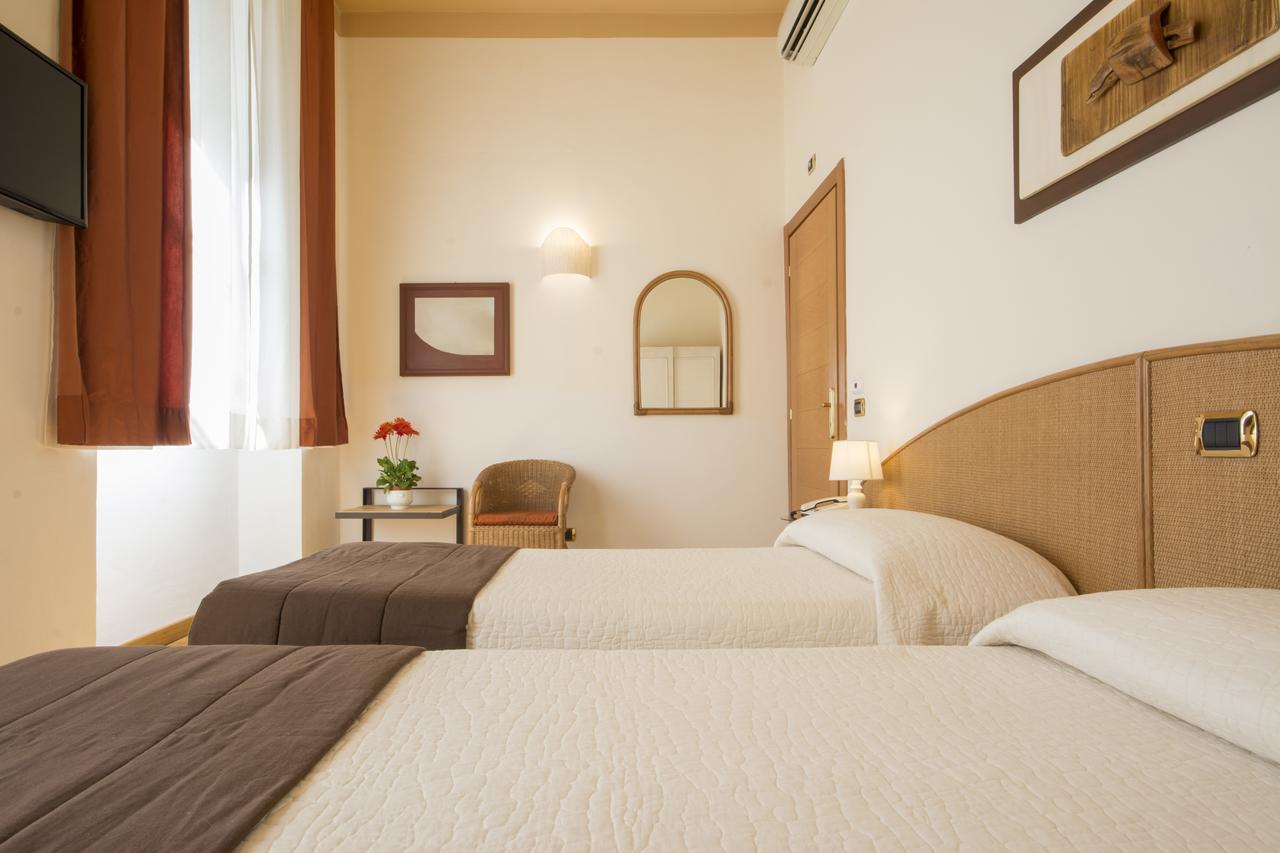 เปียซซา ปาราดิโซ แอคคอมมอเดชั่น Hotel เซียนา ภายนอก รูปภาพ
