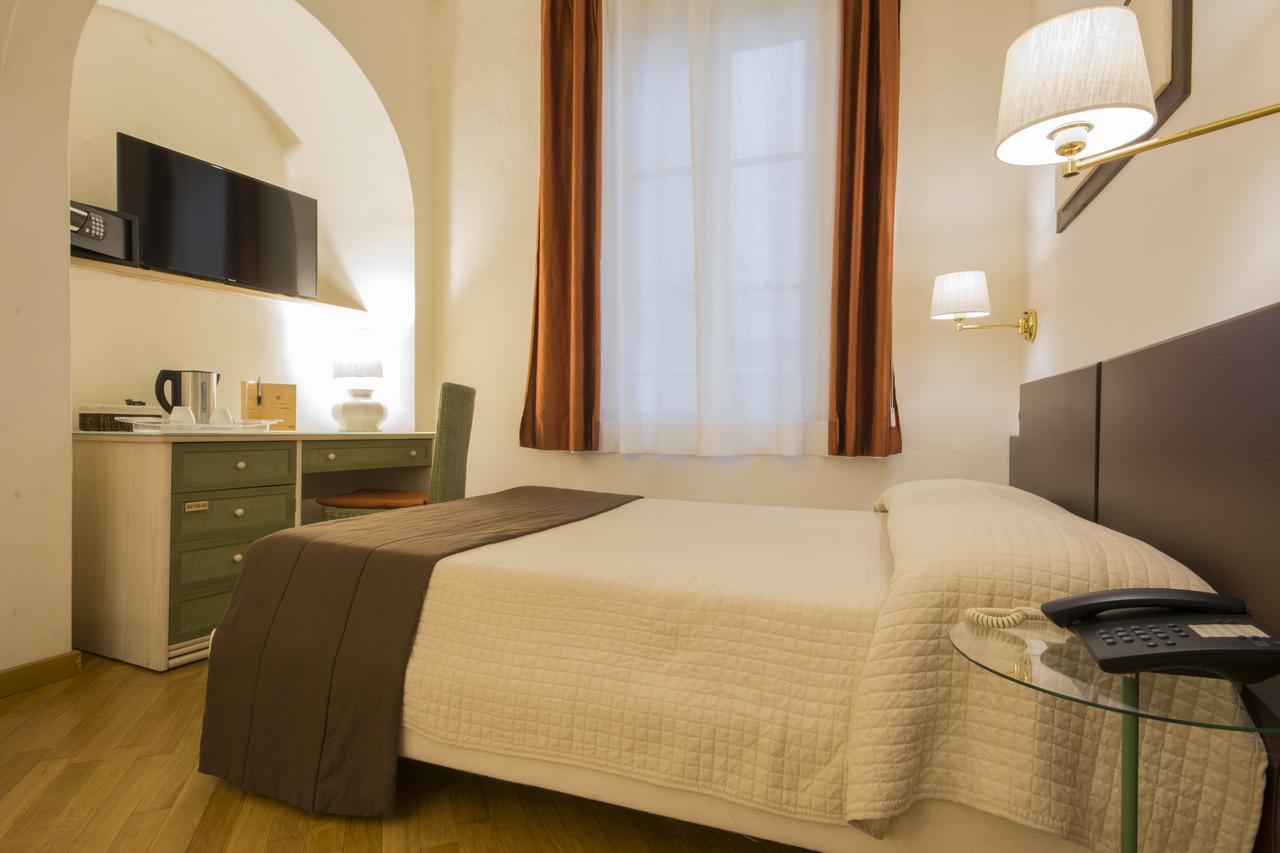 เปียซซา ปาราดิโซ แอคคอมมอเดชั่น Hotel เซียนา ภายนอก รูปภาพ